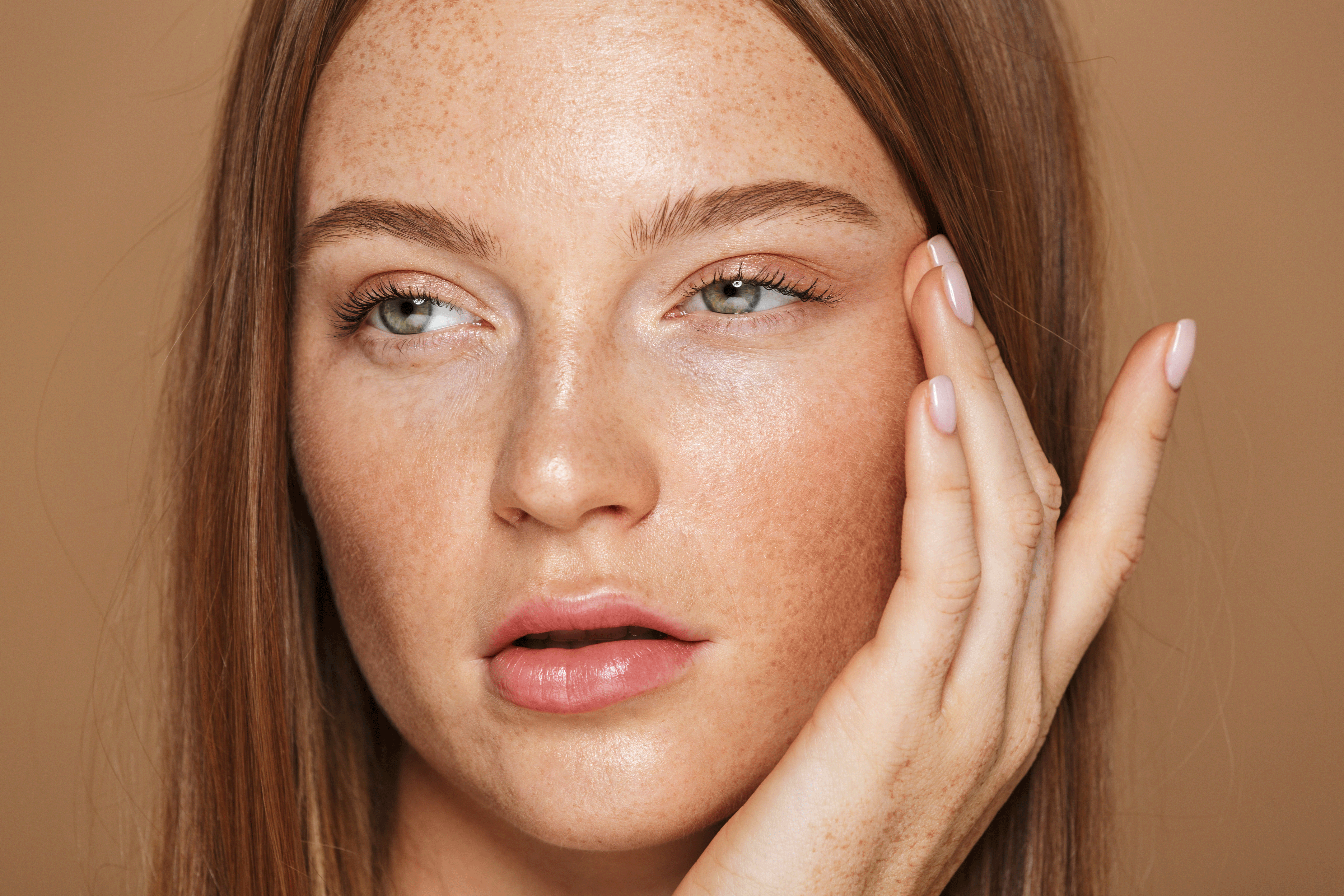 Frau mit reiner Haut und wenig Falten nach dem Auftragen von Beta-Glucan.